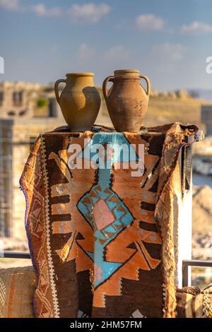 Romantische, entspannende Terrassen im historischen Stadtzentrum von Goreme, umgeben von feurigen vulkanischen Kaminen, Kappadokien, Nevsehir, Türkei Stockfoto