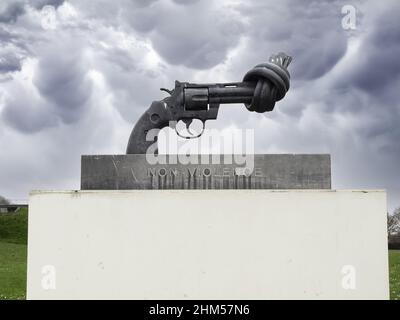 CAEN, FRANKREICH - 2022. JANUAR: Handfeuerwaffe im Knoten vor dem Caen-Denkmal gebunden. Kein Krieg mehr. Memorial de Caen ist ein Museum und Kriegsdenkmal, memora Stockfoto