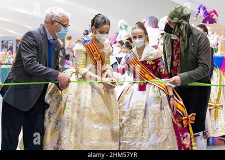 Valencia, Spanien. 4th. Februar 2022. Von (L-R) Joan Ribo Bürgermeister von Valencia, Carmen Martin, Fallera Bürgermeister, Nerea Lopez, Fallera Bürgermeister Infantil und Carlos Galiana, Valencia Stadtrat Schnitt das Band während der Ninot Ausstellung, Im Wissenschaftsmuseum der Stadt der Künste und Wissenschaften von Valencia.die Ninot-Ausstellung versammelt Hunderte von Figuren, die die Fallas-Denkmäler bilden. Zwei dieser Ninots werden davon verschont, mit dem Rest der Fallas verbrannt zu werden. Alle Menschen, die die Ausstellung bis zum 15. März besuchen, können für ihren Favoriten ninot stimmen und die beiden am meisten abgestimmten werden Stockfoto