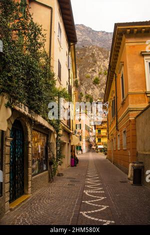 Limone sul Garda, Italien - Dezember 24th 2021. Eine ruhige Straße zur Weihnachtszeit in der kleinen Stadt Limone sul Garda am Nordostufer des G-Sees Stockfoto