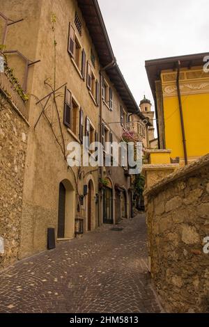 Eine ruhige Straße im Winter in der kleinen Stadt Limone sul Garda am Nordostufer des Gardasees, Provinz Brescia, Lombardei, Italien Stockfoto