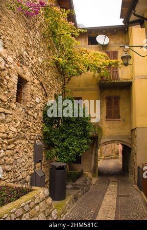 Eine ruhige Straße im Winter in der kleinen Stadt Limone sul Garda am Nordostufer des Gardasees, Provinz Brescia, Lombardei, Italien Stockfoto