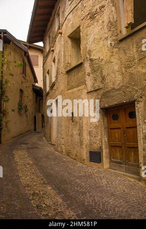 Eine ruhige Straße im Winter in der kleinen Stadt Limone sul Garda am Nordostufer des Gardasees, Provinz Brescia, Lombardei, Italien Stockfoto