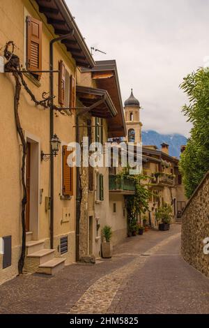 Eine ruhige Straße im Winter in der kleinen Stadt Limone sul Garda am Nordostufer des Gardasees, Provinz Brescia, Lombardei, Italien. San Benedetto Stockfoto