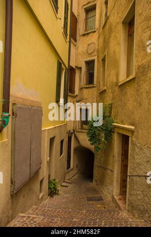 Eine ruhige Straße im Winter in der kleinen Stadt Limone sul Garda am Nordostufer des Gardasees, Provinz Brescia, Lombardei, Italien Stockfoto