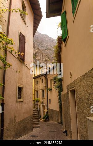 Eine ruhige Straße im Winter in der kleinen Stadt Limone sul Garda am Nordostufer des Gardasees, Provinz Brescia, Lombardei, Italien Stockfoto