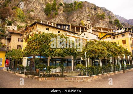 Limone sul Garda, Italien - Dez 24th 2021. Eine ruhige Uferstraße im Winter in der Stadt Limone sul Garda am Nordostufer des Gardasees Stockfoto