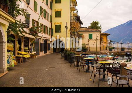 Limone sul Garda, Italien - Dez 24th 2021. Eine ruhige Uferstraße im Winter in der Stadt Limone sul Garda am Nordostufer des Gardasees Stockfoto