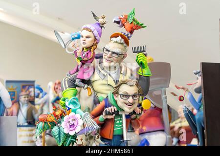 Valencia, Spanien. 4th. Februar 2022. Falla Ninots während der Ninot-Ausstellung im Wissenschaftsmuseum der Stadt der Künste und Wissenschaften von Valencia.die Ninot-Ausstellung versammelt Hunderte von Figuren, die die Fallas-Denkmäler bilden. Zwei dieser Ninots werden davon verschont, mit dem Rest der Fallas verbrannt zu werden. Alle Menschen, die die Ausstellung bis zum 15. März besuchen, können für ihren Favoriten ninot stimmen, und die beiden am meisten abgestimmten werden vom Brennen verschont bleiben. (Bild: © Xisco Navarro/SOPA Images via ZUMA Press Wire) Stockfoto