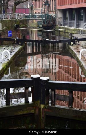 Rochdale Canal im Schwulendorf von Manchester Stockfoto