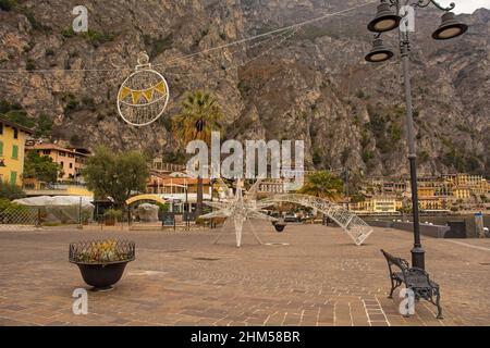 Limone sul Garda, Italien - Dez 24th 2021. Weihnachten am Ufer der italienischen Stadt Limone sul Garda am Nordostufer des Gard-Sees Stockfoto