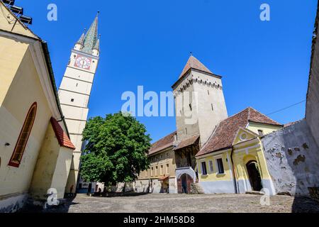 Medias, Rumänien, 14. Juli 2021: Alter Steinturm an der evangelischen Kirche der Heiligen Margarete (Biserica Evanghelica Sfanta Margareta) im Stadtzentrum, in Stockfoto