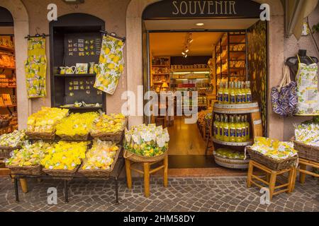 Limone sul Garda, Italien - Dezember 24th 2021. Ein Souvenirladen mit Zitronenmotiven am Ufer von Limone sul Garda am Nordostufer des Gardasees Stockfoto