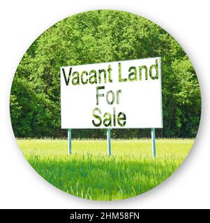 Werbeplakat eingetaucht in eine ländliche Szene mit leerstehenden Land zum Verkauf geschrieben auf es - Round Icon Konzept Bild. Stockfoto
