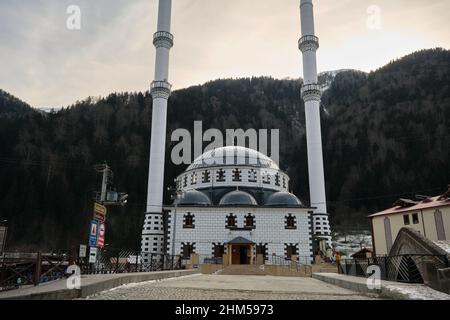 Flachwinkel-Moschee, alte und mosaikbedeckte Moschee und Minarett in Uzungol trabzon. 27.12.2021. Trabzon. Türkei Stockfoto