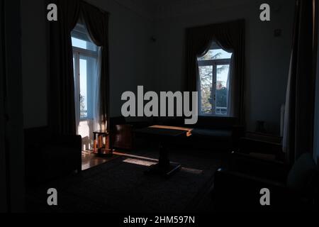 Eine nostalgische Inneneinrichtung, Sonnenlichter im Zimmer und Fenster im Vintage-Stil. Stockfoto