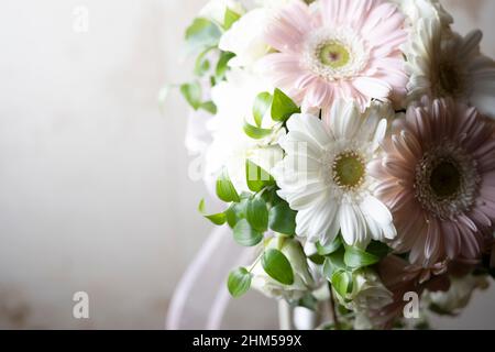 Rundes Bouquet von rosa und weißen Blüten Stockfoto