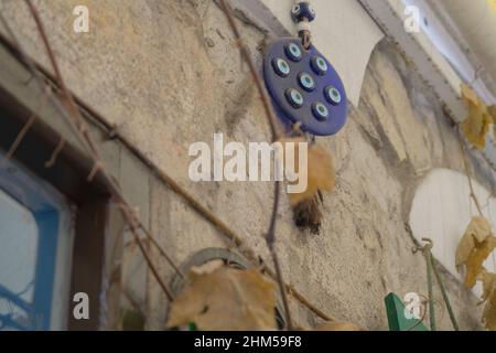 Böse Augenperle, viele der bösen Augenperlen, blaue Farbe traditionell und Staub darauf. Bottom view Stockfoto