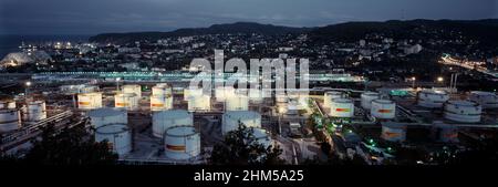 Russland, Tuapse, Rosneft Öldepot, Panoramablick bei Nacht. Stockfoto