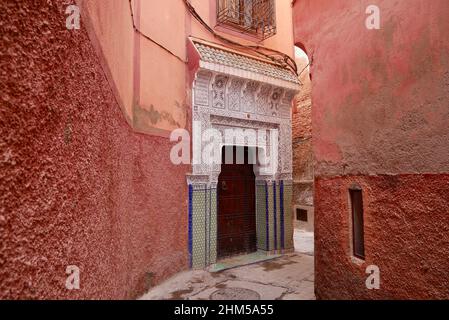 Enge Gassen mit schöner traditioneller Stucktür in der Medina von Marrakesch, Marokko. Hochwertige Fotos Stockfoto