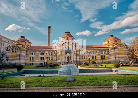 Regionales Geschichtsmuseum und zentrale Mineralbäder Sofia. Niedriger Winkel und Fassadenblick in Sofia antikes Gebäude und Himmel. 06.01.2021. Sofia. Bulgarien. Stockfoto