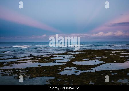Blue Hour über den Korallenriffen vor der Küste von Okinawa Stockfoto