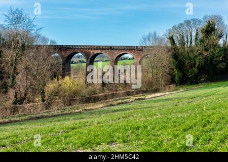 Das Dorf Eynsford in der Nähe von Dartford in Kent und sein Eisenbahnviadukt wurde 1860 erbaut Stockfoto