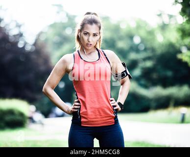 Fitness Frauenpark Bewegung Lifestyle Outdoor Sport gesunde weibliche Natur aktiv jung fit Training Athlet Stockfoto