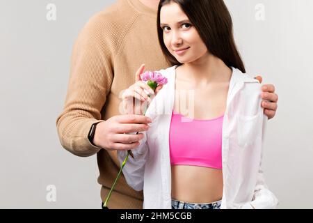 Zugeschnittenes Foto von zwei Personen Freundin und ihrem Freund, Dame, die ein Blumengeschenk von ihrem Mann am valentinstag erhalten. Stockfoto