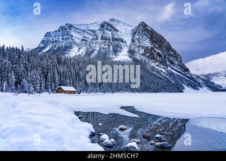 Fairview Mountain und das Bootshaus im Winter am Lake Louise, Banff National Park, Alberta, Kanada. Stockfoto