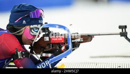 Zhangjiakou, Chinas Provinz Hebei. 7th. Februar 2022. Ingrid Landmark Tandregold aus Norwegen tritt beim Biathlon-Frauen-15km-Einzelkämpfer im Nationalen Biathlon-Zentrum in Zhangjiakou, nordchinesische Provinz Hebei, am 7. Februar 2022 an. Quelle: Peng Ziyang/Xinhua/Alamy Live News Stockfoto