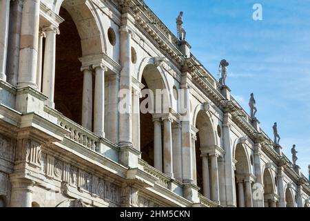 Detail der Säulen des kunsthistorischen Gebäudes auf der piazza dei signori in Vicenza Stockfoto