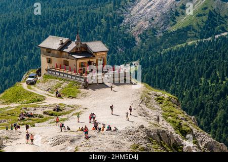 Die Berghütte Preuss, am Ende des Val de Vajolet-Tals, am Fuße der Torri di Vajolet-Gruppe im Rosengarten. Stockfoto