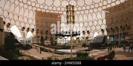 Dubai, Vereinigte Arabische Emirate - 17. Januar 2022: Hauptbühne auf der Expo 2020 in Dubai, Details großer und moderner Architektur. Stockfoto