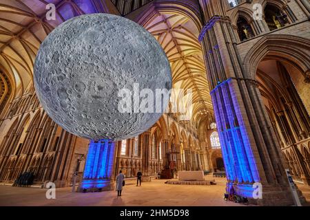 Luke Jerrams Museum of the Moon. Lincoln Cathedral Feb 2022 der Mond steht unter dem zentralen Turm der Kathedrale Stockfoto