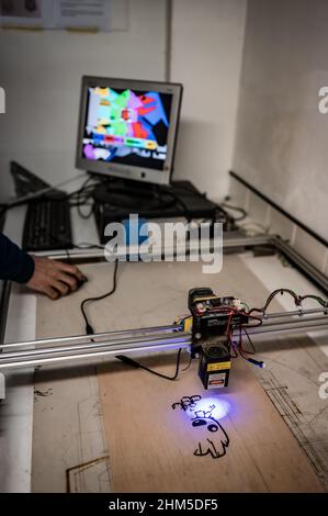 Laser-Holzdrucker bei Zaragoza MakerSpace, einer gemeinnützigen Vereinigung, die als Plattform dienen soll, um Projekte im Bereich tec zu erlernen und zu entwickeln Stockfoto