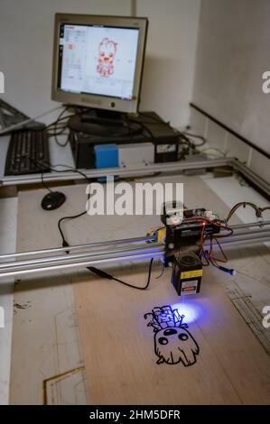 Laser-Holzdrucker bei Zaragoza MakerSpace, einer gemeinnützigen Vereinigung, die als Plattform dienen soll, um Projekte im Bereich tec zu erlernen und zu entwickeln Stockfoto