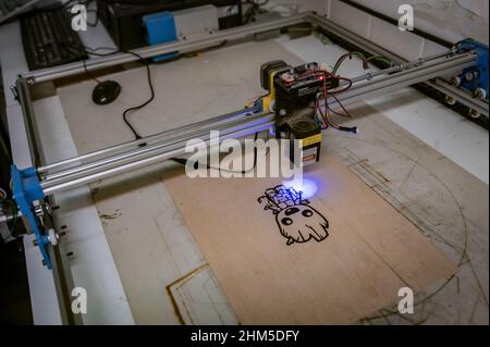 Laser-Holzdrucker bei Zaragoza MakerSpace, einer gemeinnützigen Vereinigung, die als Plattform dienen soll, um Projekte im Bereich tec zu erlernen und zu entwickeln Stockfoto