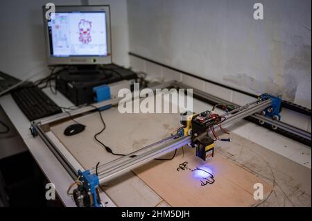 Laser-Holzdrucker bei Zaragoza MakerSpace, einer gemeinnützigen Vereinigung, die als Plattform dienen soll, um Projekte im Bereich tec zu erlernen und zu entwickeln Stockfoto