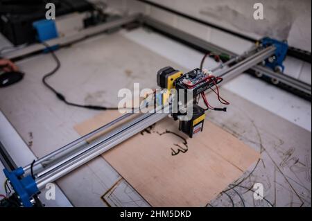 Laser-Holzdrucker bei Zaragoza MakerSpace, einer gemeinnützigen Vereinigung, die als Plattform dienen soll, um Projekte im Bereich tec zu erlernen und zu entwickeln Stockfoto