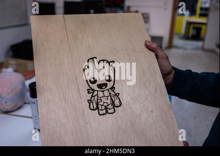 Laser Wood Printed Baby Groot bei Zaragoza MakerSpace, einem gemeinnützigen Verein, der als Plattform dienen soll, um Projekte in der f zu lernen und zu entwickeln Stockfoto