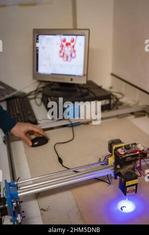 Laser-Holzdrucker bei Zaragoza MakerSpace, einer gemeinnützigen Vereinigung, die als Plattform dienen soll, um Projekte im Bereich tec zu erlernen und zu entwickeln Stockfoto