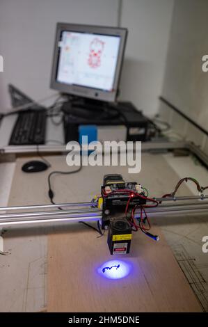 Laser-Holzdrucker bei Zaragoza MakerSpace, einer gemeinnützigen Vereinigung, die als Plattform dienen soll, um Projekte im Bereich tec zu erlernen und zu entwickeln Stockfoto