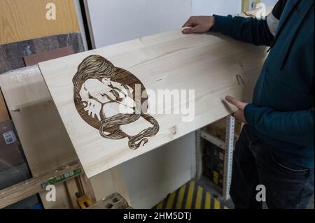 Testdesign erstellt von Laser-Holzdrucker bei Zaragoza MakerSpace, einer gemeinnützigen Vereinigung, die als Plattform zum Lernen und entwickeln von Projekten dienen soll Stockfoto