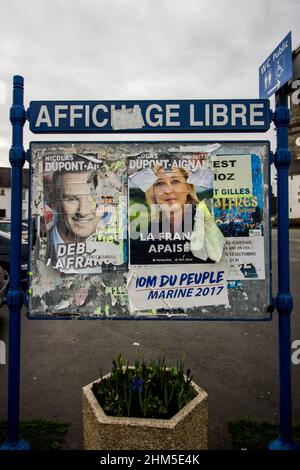 Zerrissene Plakate von Marine Le Pen, Kandidatin bei den Präsidentschaftswahlen des Front National (FN), und Nicolas Dupont Aignan, Kandidat für die Präsidentschaftswahl der Bewegung Debout La France. Frankreich. Stockfoto