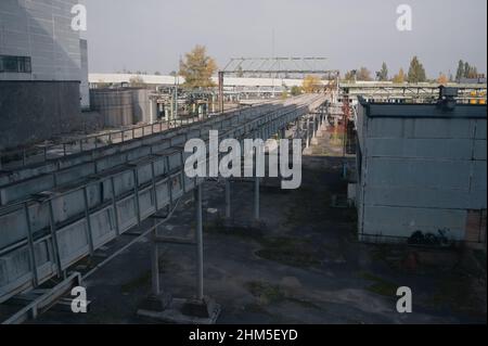 Blick vom berüchtigten Goldenen Korridor, der von der Verwaltung zu den Reaktoren und Kontrollräumen des Kernkraftwerks Tschernobyl führt. Stockfoto