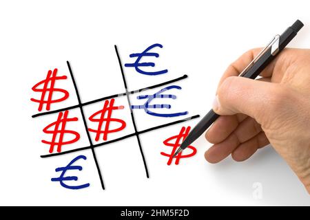 Dollar gegenüber Euro: Dollar gewinnt gegenüber dem Euro - Konzeptbild mit Handzeichnung des Tris-Spiels Stockfoto