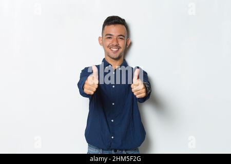 Junger, gutaussehender Geschäftsmann mit ok-Zeichen-Geste, der isoliert auf weißem Hintergrund auftauchend ist Stockfoto