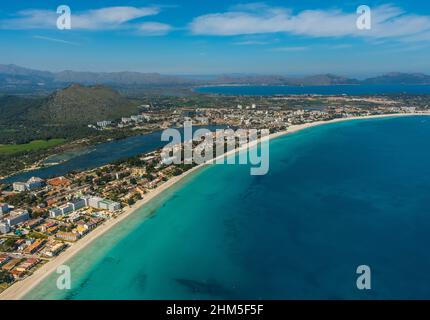 Luftbild, Alcudia, türkisfarbenes Wasser am Strand von Alcudia, Platja d'Alcudia, leerer Strand aufgrund einer Corona-Pandemie, aneta (Sa), Mallorca, Baleareninsel, B Stockfoto