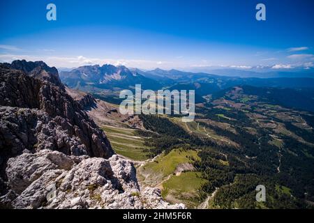 Luftaufnahme des Gebiets westlich der Rosengarten-Gruppe in Richtung Latemar-Massiv und Eisacktal, vom Santner-Pass aus gesehen. Stockfoto